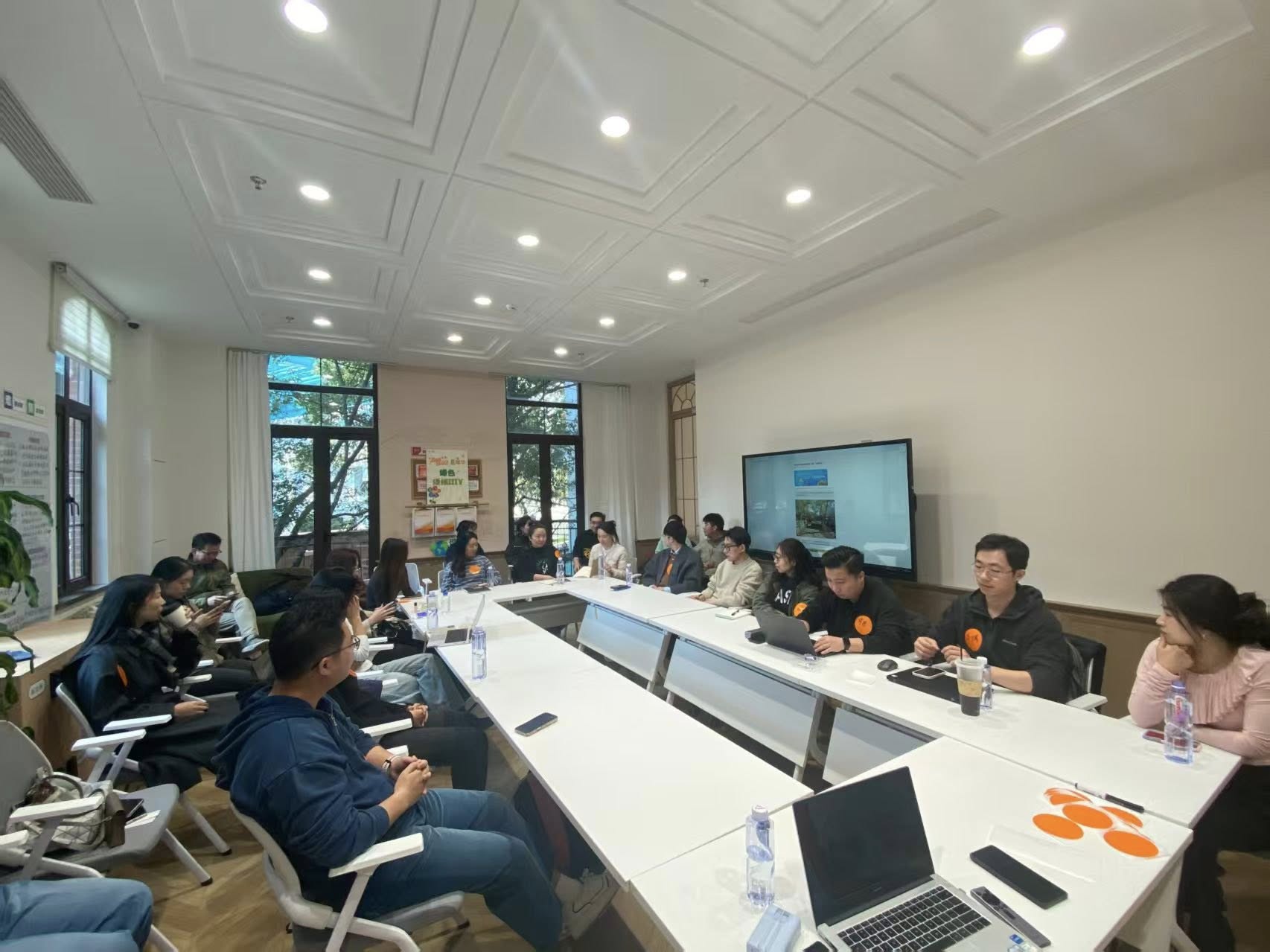Coffee Chat in Shanghai — fifteen ecommerce builders around a U-shaped table, sharing real stories.