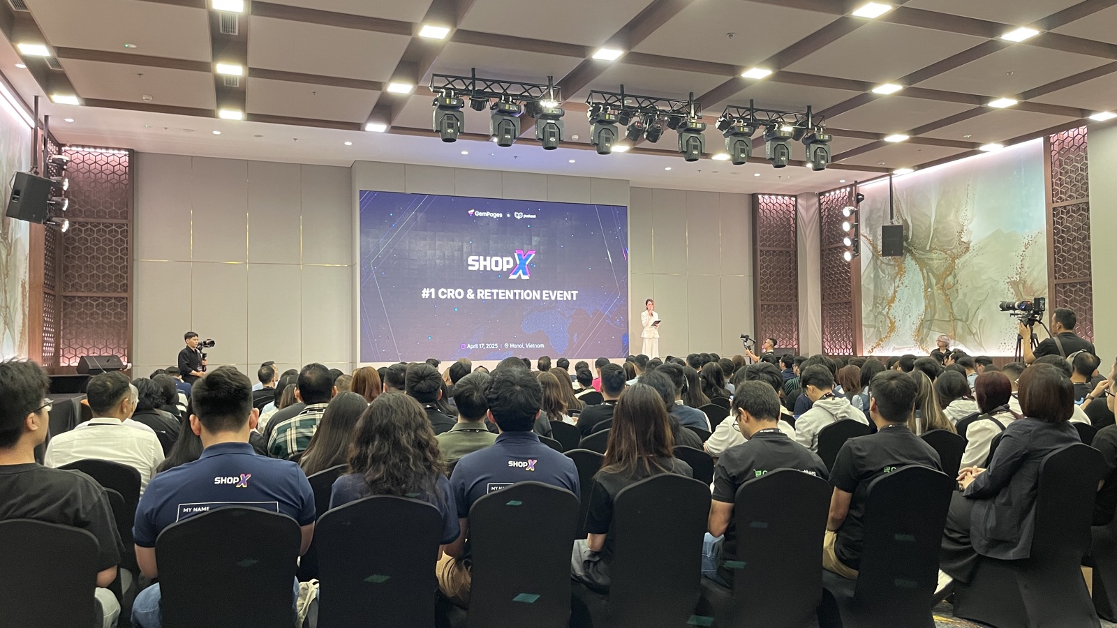 Khán phòng kín người tại ShopX 2025, Mövenpick Living West Hanoi